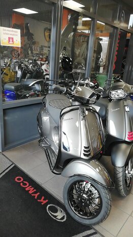 Vespa Sprint &ldquo;AGAATH GRIJS&rdquo;