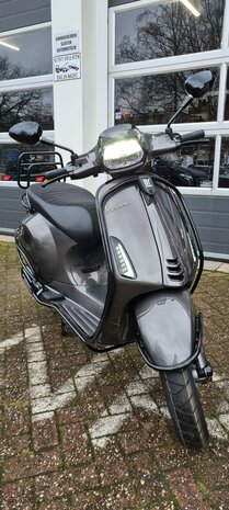 Vespa Sprint &ldquo;AGAATH GRIJS&rdquo;