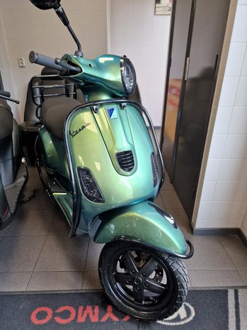 Vespa LX50  &ldquo;PINA COLADA CHAMELEON&rdquo;