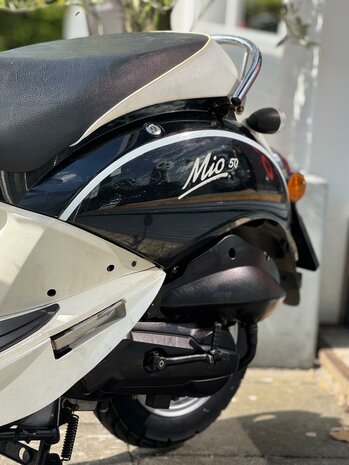 SYM Bromscooter Mio 50 - Black and White