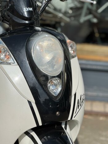 SYM Bromscooter Mio 50 - Black and White
