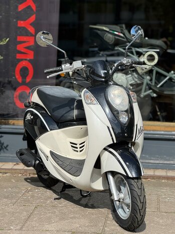 SYM Bromscooter Mio 50 - Black and White