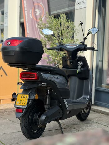 Yadea Bromscooter T9L - Glossy Grey met dubbele batterij
