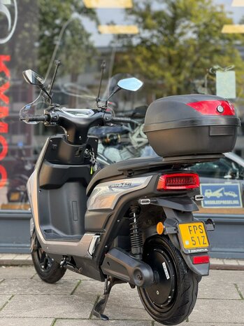 Yadea Bromscooter T9L - Glossy Grey met dubbele batterij