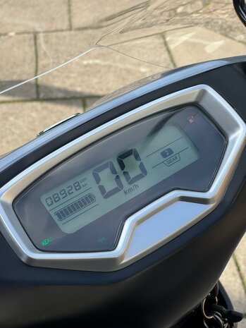 Yadea Bromscooter T9L - Glossy Grey met dubbele batterij