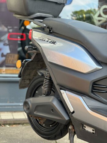 Yadea Bromscooter T9L - Glossy Grey met dubbele batterij