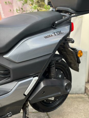 Yadea Bromscooter T9L - Glossy Grey met dubbele batterij