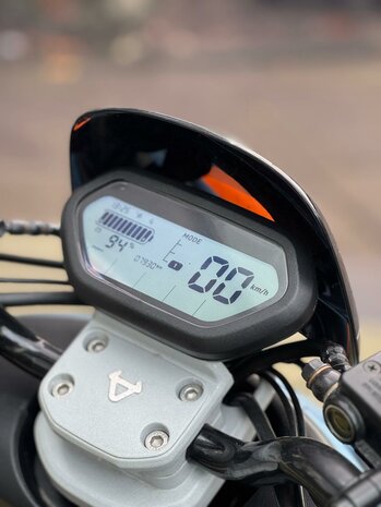 NIU Snorscooter NQI Sport Extended Range - Special Blue Edition met achterklapdrager