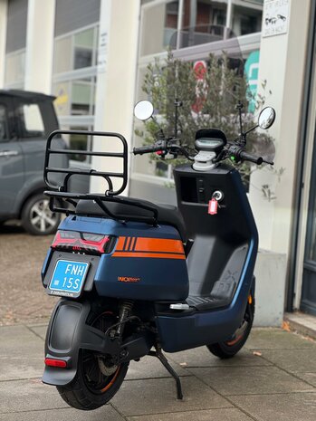 NIU Snorscooter NQI Sport Extended Range - Special Blue Edition met achterklapdrager