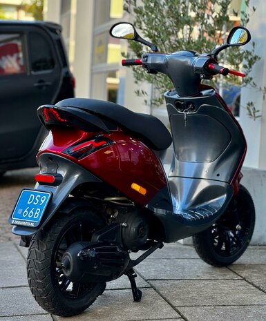 Piaggio Snorscooter Zip - Glossy Candy Red Full Option Carbon Edition