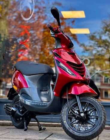 Piaggio Snorscooter Zip - Glossy Candy Red Full Option Carbon Edition