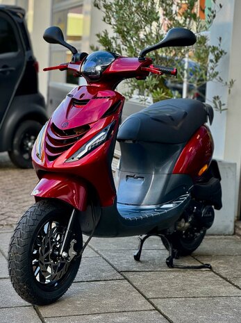Piaggio Snorscooter Zip - Glossy Candy Red Full Option Carbon Edition