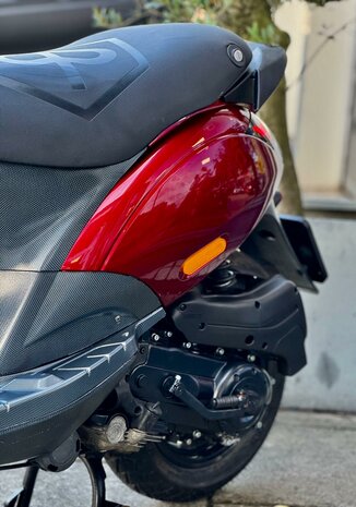 Piaggio Snorscooter Zip - Glossy Candy Red Full Option Carbon Edition