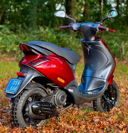 Piaggio Snorscooter Zip - Glossy Candy Red Full Option Carbon Edition