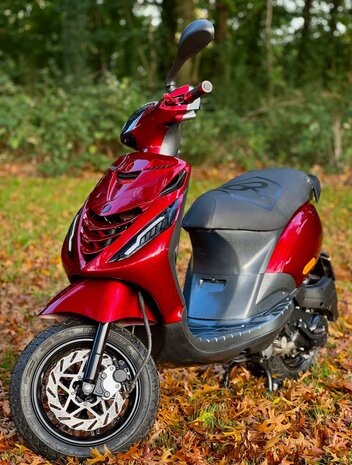 Piaggio Snorscooter Zip - Glossy Candy Red Full Option Carbon Edition