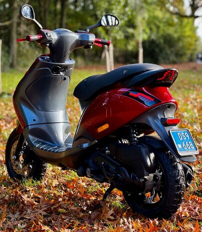 Piaggio Snorscooter Zip - Glossy Candy Red Full Option Carbon Edition