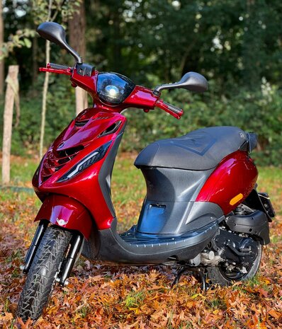 Piaggio Snorscooter Zip - Glossy Candy Red Full Option Carbon Edition