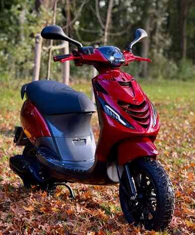 Piaggio Snorscooter Zip - Glossy Candy Red Full Option Carbon Edition