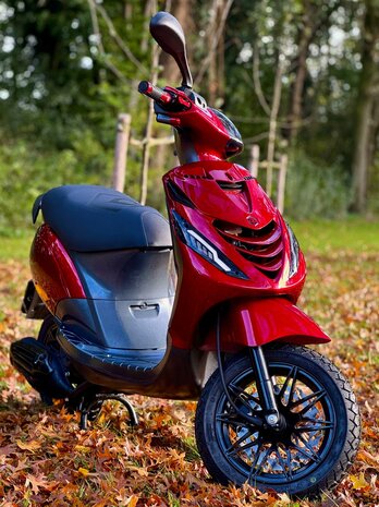 Piaggio Snorscooter Zip - Glossy Candy Red Full Option Carbon Edition