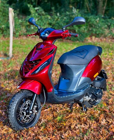 Piaggio Snorscooter Zip - Glossy Candy Red Full Option Carbon Edition