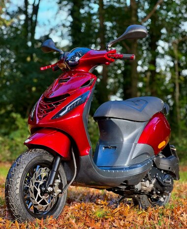 Piaggio Snorscooter Zip - Glossy Candy Red Full Option Carbon Edition