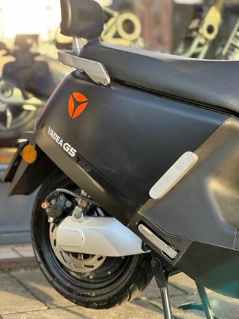 Yadea G5 Bromscooter - Matt Black