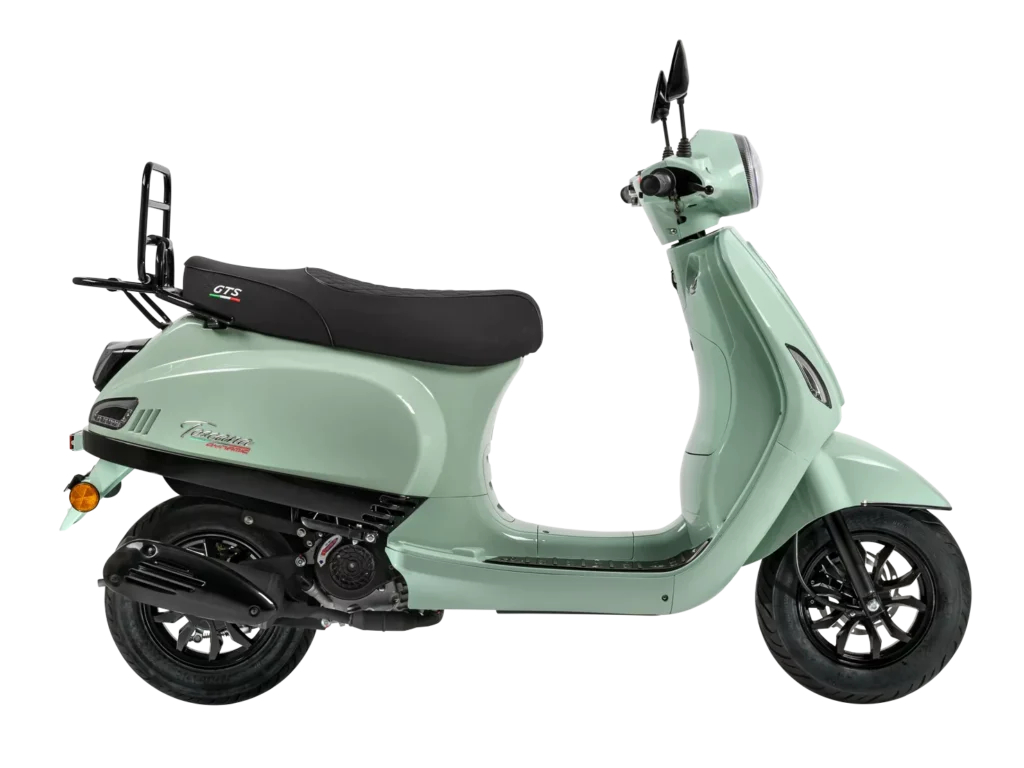 Pastelgroene retro scooter met zwart zadel, zijaanzicht op witte achtergrond