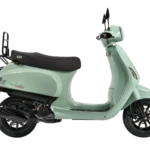 Pastelgroene retro scooter met zwart zadel, zijaanzicht op witte achtergrond