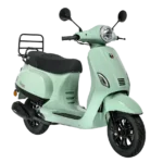 Mintgroene retro scooter met zwart zadel, ronde koplamp en achterdrager, schuin van voren.