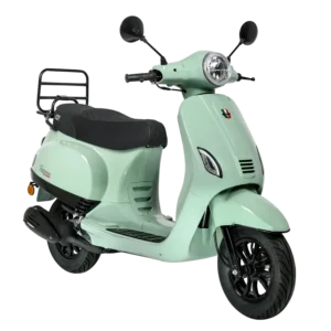 Mintgroene retro scooter met zwart zadel, ronde koplamp en achterdrager, schuin van voren.