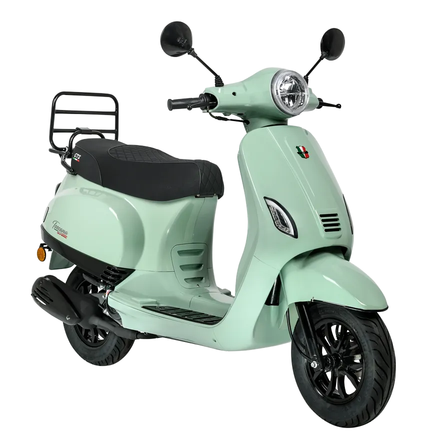 Mintgroene retro scooter met zwart zadel, ronde koplamp en achterdrager, schuin van voren.