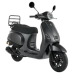 Mat antracietgrijze retro-scooter met ronde koplamp, spiegels en achterste bagagedrager op witte achtergrond.