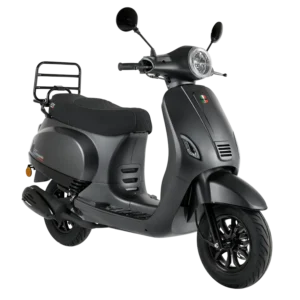 Mat antracietgrijze retro-scooter met ronde koplamp, spiegels en achterste bagagedrager op witte achtergrond.