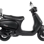 Dwarsaanzicht van een matzwarte retro scooter met bagagedrager en spiegels