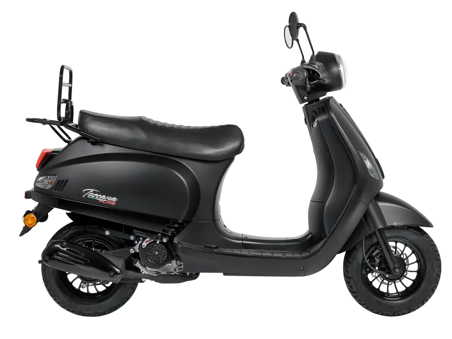 Dwarsaanzicht van een matzwarte retro scooter met bagagedrager en spiegels