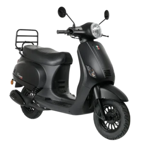 Matzwart retro-scooter met ronde koplamp, spiegels en bagagedrager, vrijstaand op witte achtergrond.