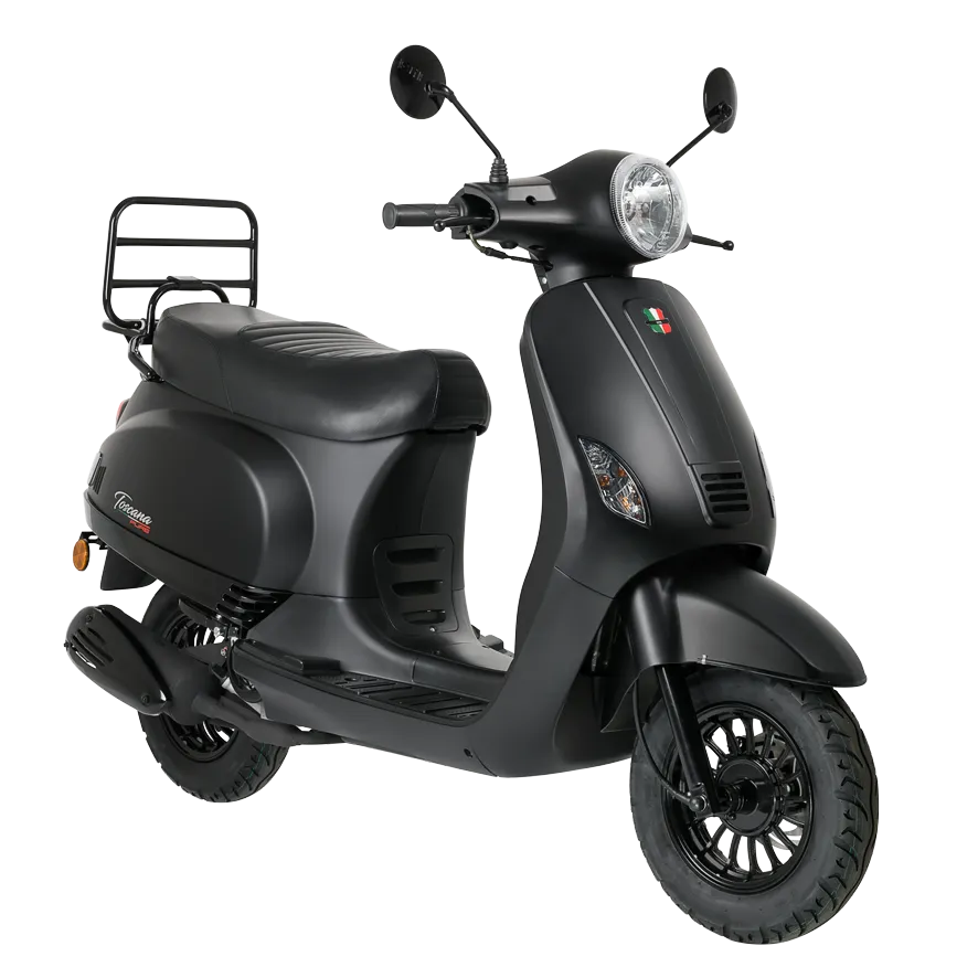 Matzwart retro-scooter met ronde koplamp, spiegels en bagagedrager, vrijstaand op witte achtergrond.