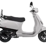 Witte retro-scooter in zijaanzicht met zwart zadel en spiegels, geïsoleerd op witte achtergrond.