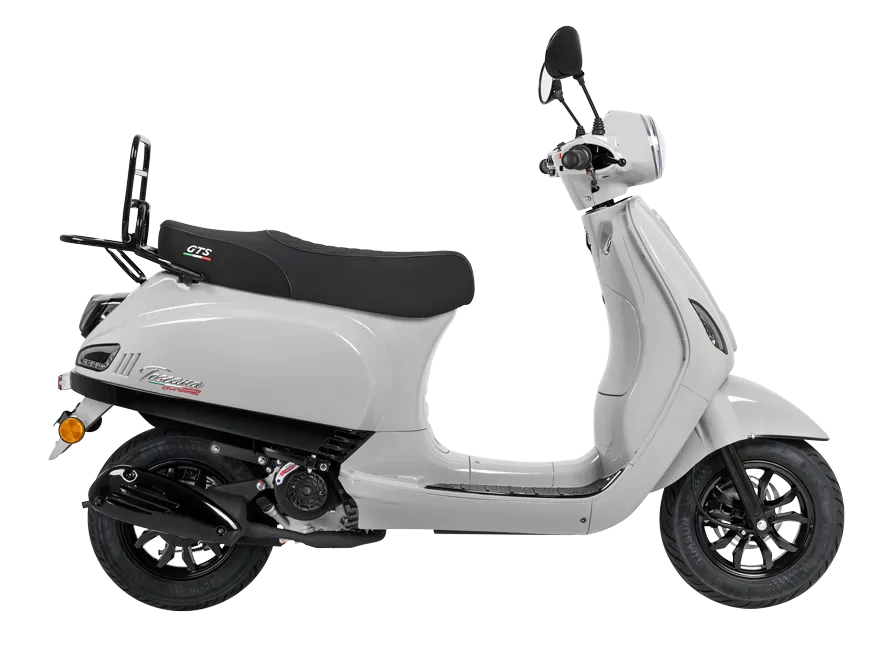 Witte retro-scooter in zijaanzicht met zwart zadel en spiegels, geïsoleerd op witte achtergrond.