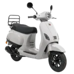 Witte retro scooter met zwart zadel en ronde koplamp, vrijstaand op witte achtergrond.