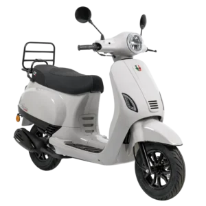 Witte retro scooter met zwart zadel en ronde koplamp, vrijstaand op witte achtergrond.