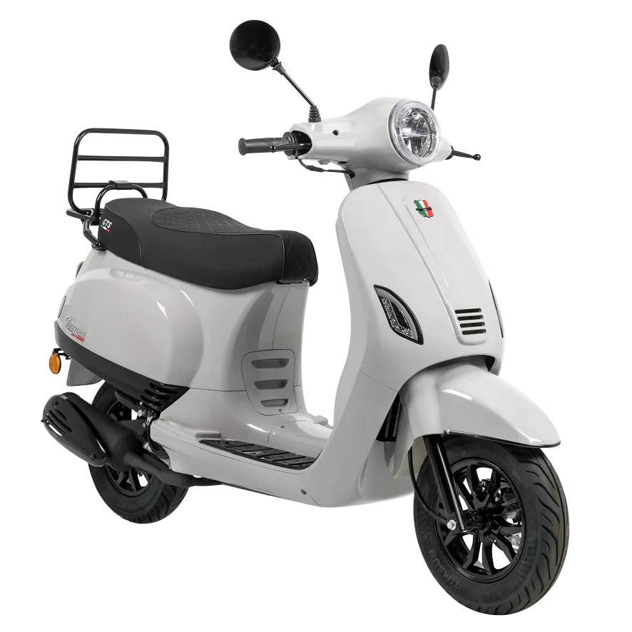 Witte retro scooter met zwart zadel en ronde koplamp, vrijstaand op witte achtergrond.