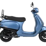 Matblauwe retro-scooter in zijaanzicht met zwart zadel en bagagedrager op witte achtergrond.