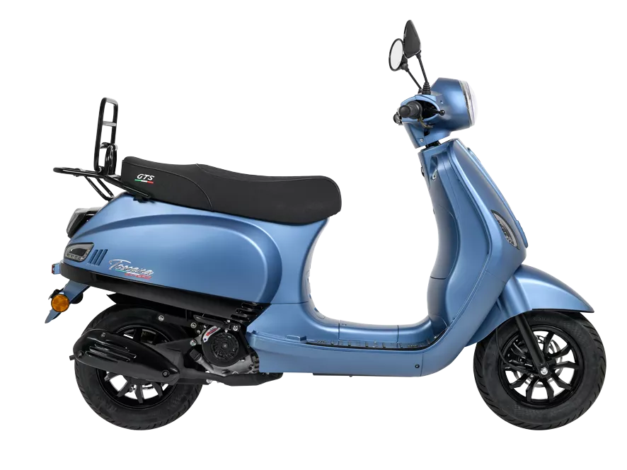 Matblauwe retro-scooter in zijaanzicht met zwart zadel en bagagedrager op witte achtergrond.