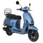 Matblauwe retro-scooter met ronde koplamp en bagagerek, driekwart van voren gefotografeerd.