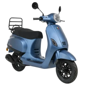 Matblauwe retro-scooter met ronde koplamp en bagagerek, driekwart van voren gefotografeerd.