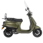 Groen-olijf scooter met windscherm en bagagedrager, zijaanzicht op witte achtergrond.
