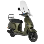 Matgroene retro scooter met ronde koplamp en achterdrager, schuin vooraanzicht op wit.