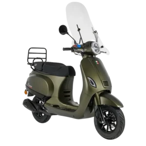 Matgroene retro scooter met ronde koplamp en achterdrager, schuin vooraanzicht op wit.