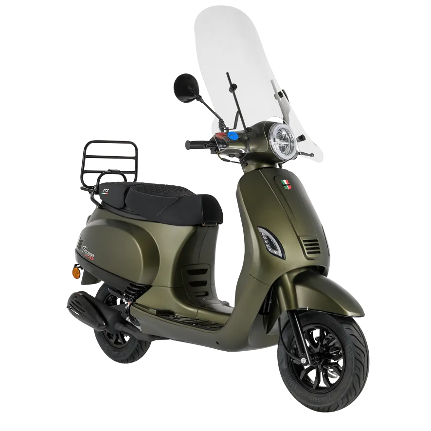 Matgroene retro scooter met ronde koplamp en achterdrager, schuin vooraanzicht op wit.